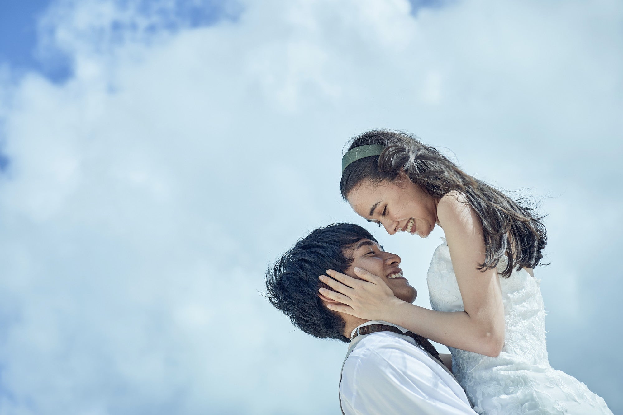 海辺でウェディングフォトを楽しむ新郎新婦