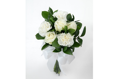 ホワイトを基調とした 季節の花のクラッチ