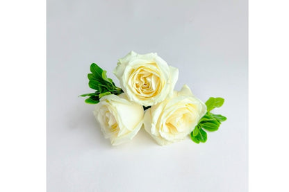 白花とグリーンのクラッチ