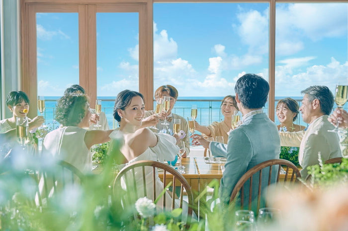 『家族DEラク旅婚。』 チャペル＆ビーチ フォトプラン ｜会食付き｜ 〔ザ・ヨミタンリゾート アクアグレイスチャペル〕のフォトギャラリー画像