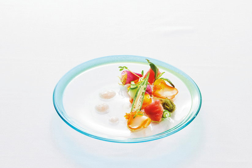 沖縄県産マグロとイカのヒュメ　彩り野菜と海ぶどう　甘酸っぱいアセロラソース